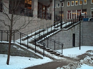 En i vinkel anlagd trappa som för upp till Tegelviksgatan